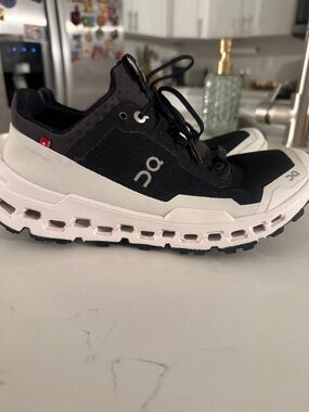 On Running Running Women’s Cloudventure Black/White Trail Shoes